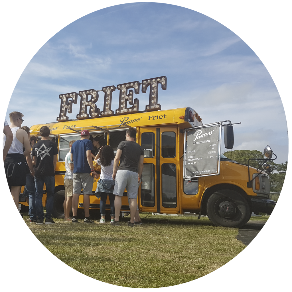 defrieschoolbus.nl | verhuur friet(foodtrucks) | Nederland | Schoolbus friet met mensen | offerte aanvragen